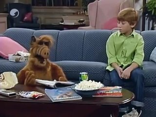 Alf se corta el dedo (Audio Latino)
