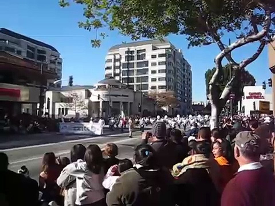 Águilas Doradas del Centro Escolar Morelos de Puebla en el Desfile de las Rosas