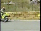 Incredibile guardate che fa questo motociclista!! Chi è?