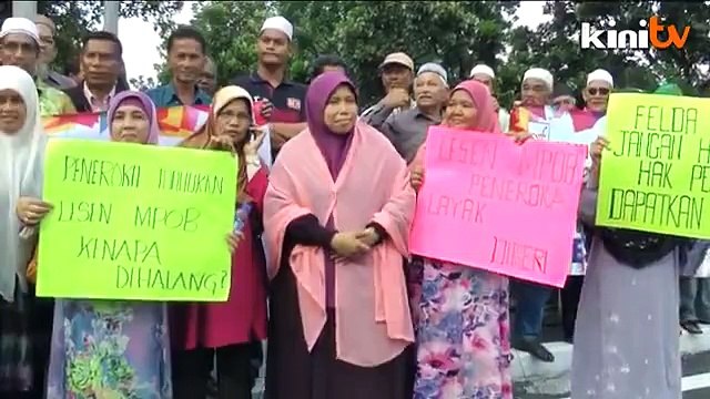 Lesen MPOB: Peneroka Felda berdemo di luar Parlimen