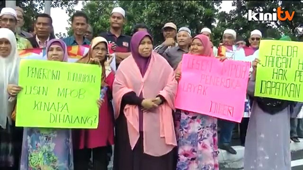 Lesen MPOB: Peneroka Felda berdemo di luar Parlimen