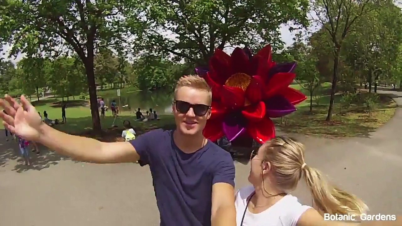 Faire un voyage en couple et présenter l'asie en faisant des High Five !