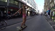 Faire du longboard poussé par un souffleur de feuilles ... en caleçon !