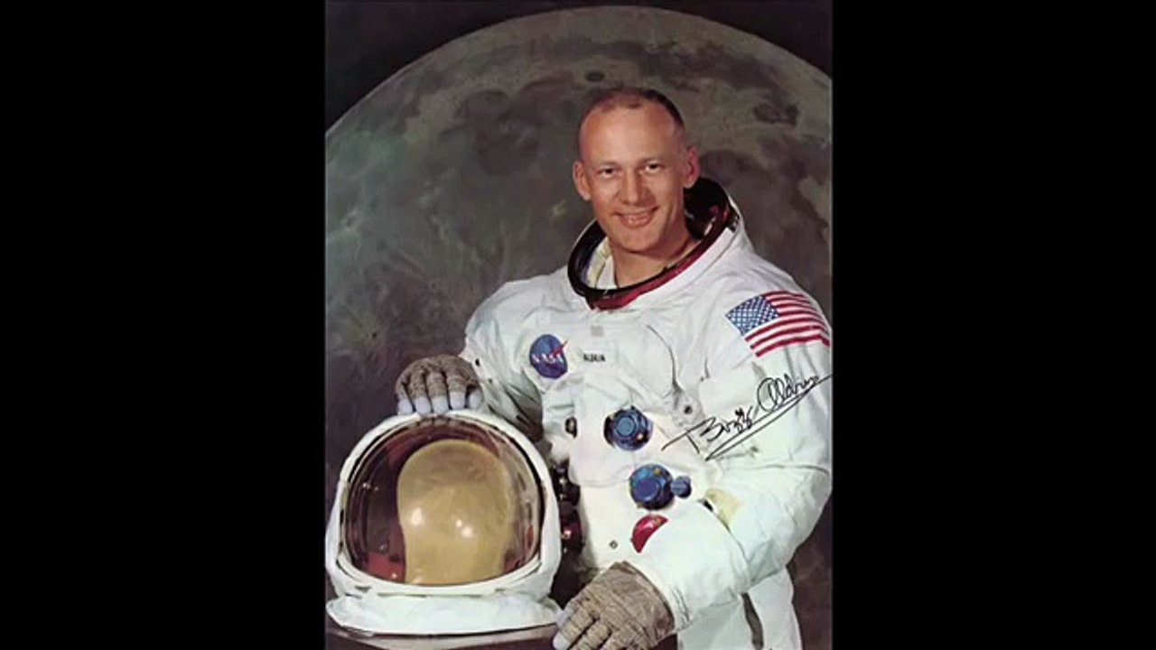 BUZZ ALDRIN ADMITS MOON LANDING WAS A HOAX