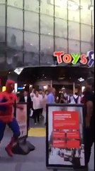 Sujeto disfrazado del Hombre Araña protagonizó pelea en el Time Square