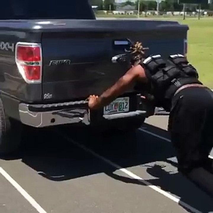 Alabama RB Derrick Henry Trains by Pushing Ford F 150 Truck, Flipping Tires