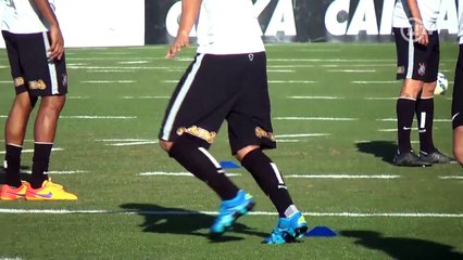 Chuteira azarada? Romero leva cornetada após perder gols em treino do Timão