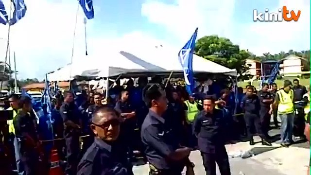 3:45PM: BN supporters chant DAP babi