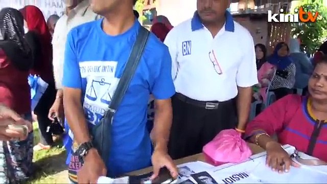 BN campaign worker blocks media from taking anti-Dyana flyers