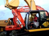 LOADING ON THE SELF LOADER SUMITOMO SH210-5