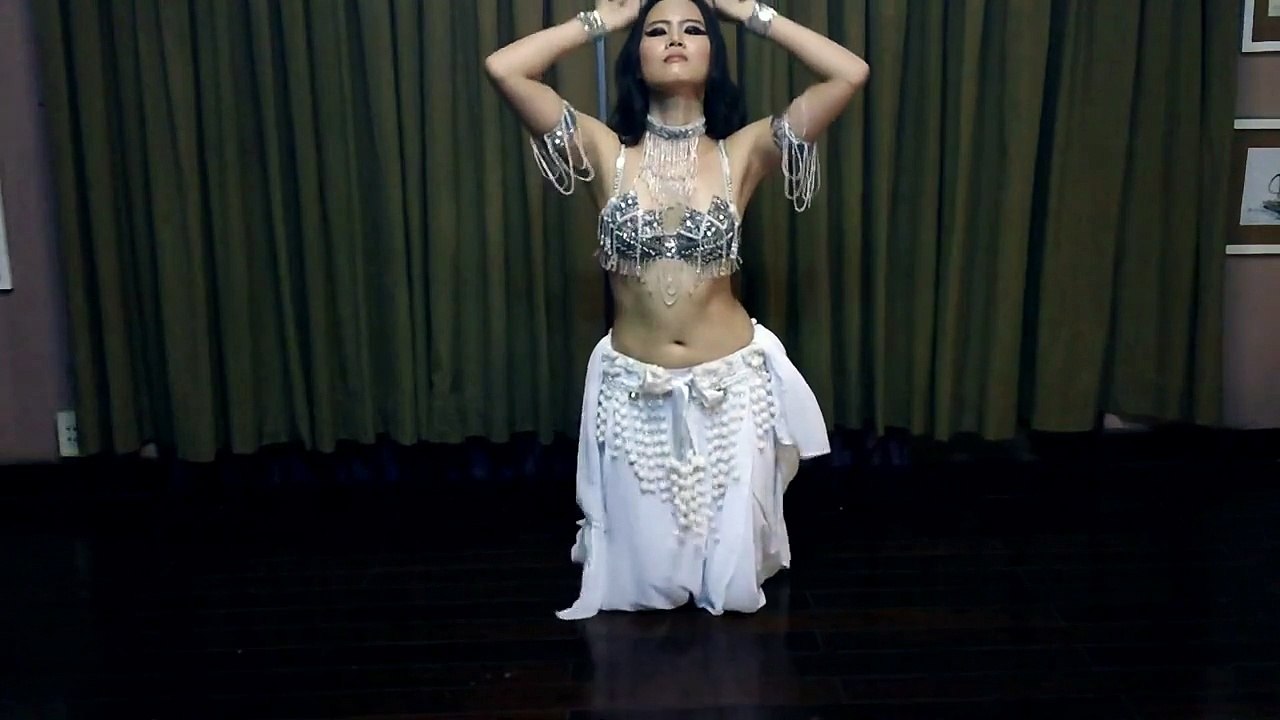 Ho Lan belly dance floor work practicing workout - music : Mon amie la rose