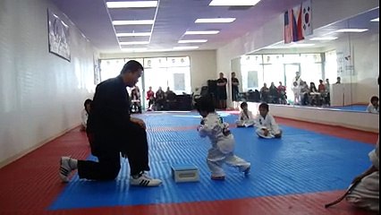Un petit garçon fait du taekwondo