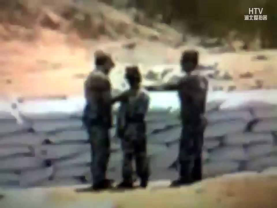 Femme soldat jette une grenade pas assez loin mais elle est sauvée par des camarades.