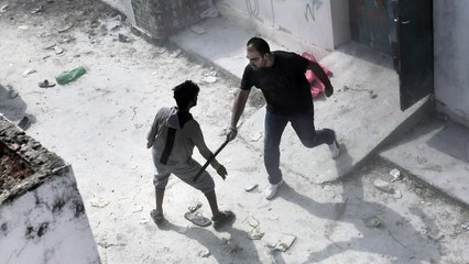 Grecia: dispersan a inmigrantes con extintores