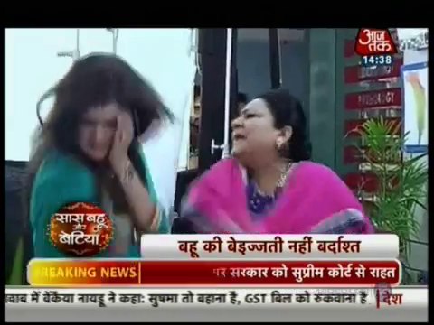 Ishita Se Rinki Ne Ki Badtameezi Uski Wajah Se Mrs. BHalla Ne Rinki Ko Maara Thappad - 12 August 2015 - Yeh Hai Mohabbatein