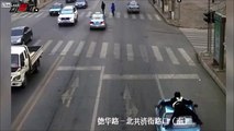 LiveLeak - Dedicated Cop Clings to Car Roof Trying to Make Arrest-copypasteads.com