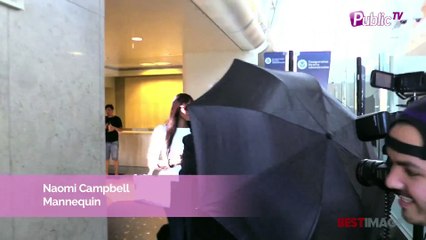 Exclu Vidéo : Naomi Campbell : ras-le-bol des paparazzi, elle se cache derrière un parapluie à LAX !