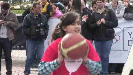 Niños argentinos juegan un partido con sus héroes del baloncesto
