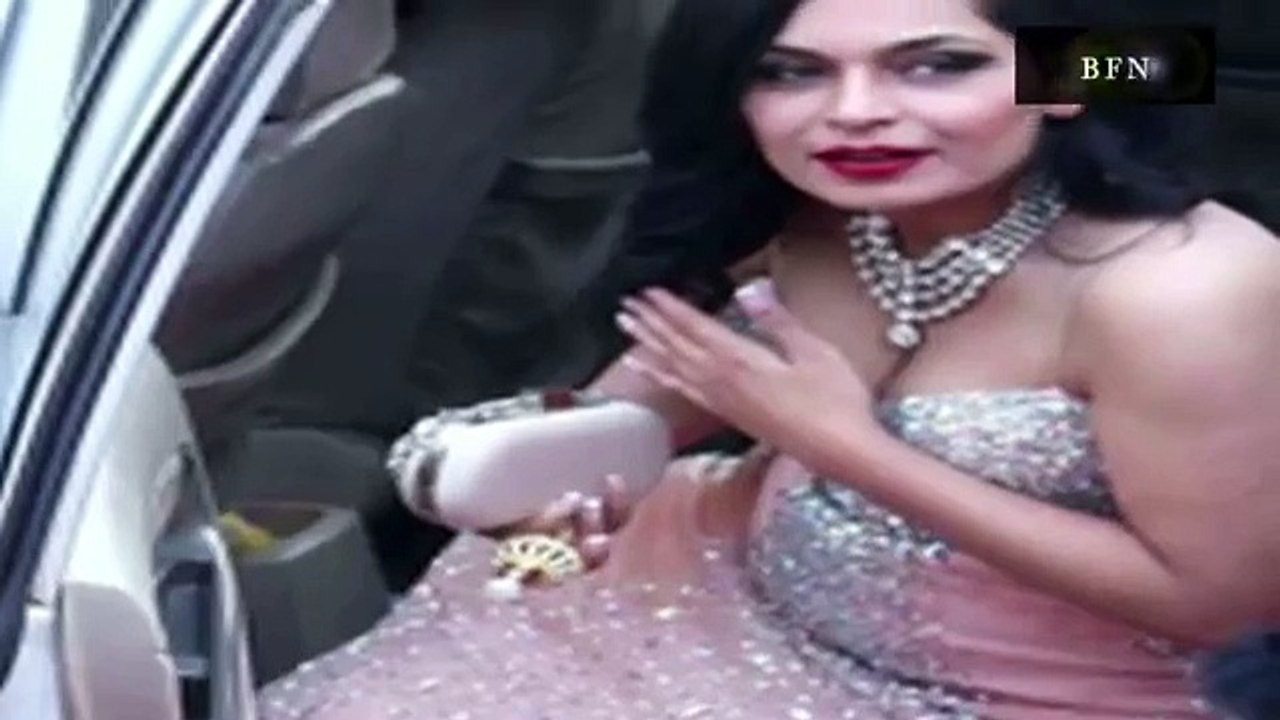Pakistani Actress Meera s Oops moment at Red Carpet