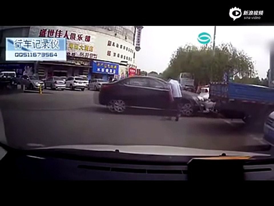 有钱任性！现场实拍苏州一夫妻为接孩子当街开车互撞