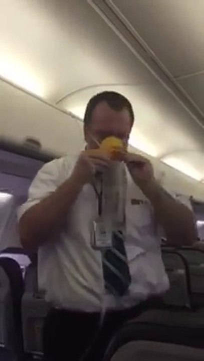 Les consignes de sécurité bien fun d'un steward au décollage !