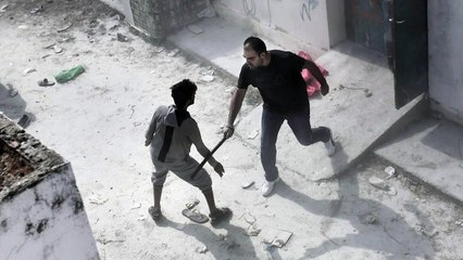 Extintores são usados para dispersar imigrantes