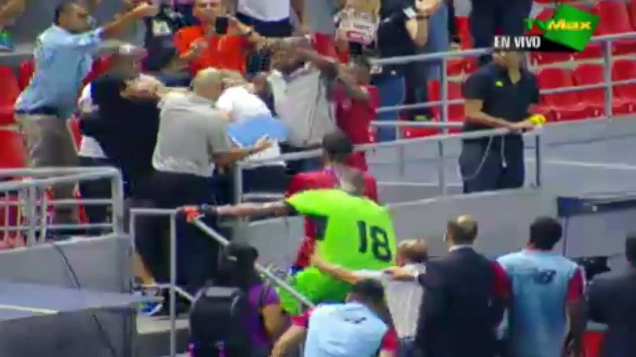 DT de Costa Rica Paulo Wanchope EMPUJA a un Niño y desata BRUTAL PELEA en Panamá