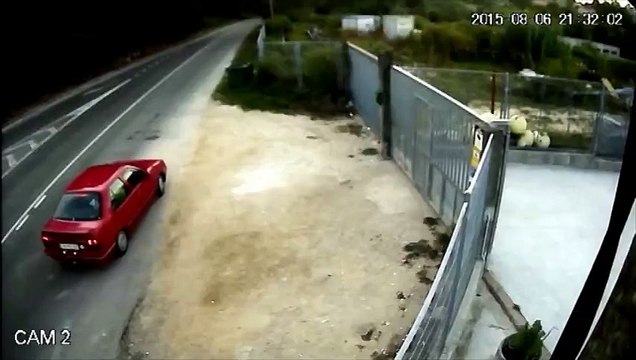 Il se débarrasse de son chien en le jetant par-dessus la clôture d'un refuge