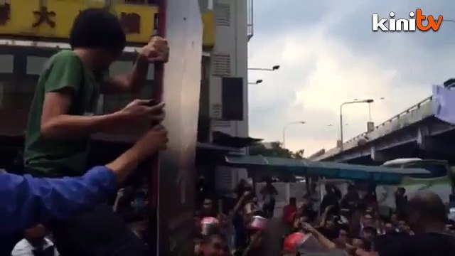 Pemuda Umno ancam bakar pejabat DAP