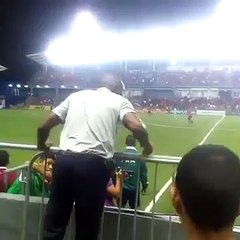 Dans les tribunes, le coach des U23 du Costa Rica se bat avec un spectateur