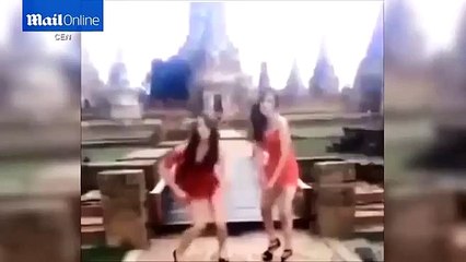 Clip 2 hot girl nhảy múa điên cuồng trước cửa đền Thái Lan
