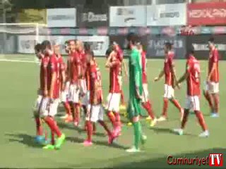 Futbolcular 3 kupayla medyaya poz verdi