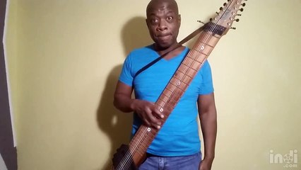 Un homme joue du Chapman stick