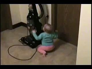 Un bébé terrorisé par aspirateur