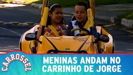 Jorge leva meninas em seu carrinho