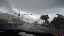 De película: El tifón Soudelor se 'traga' un coche