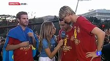 Xavi, Mata, Torres, Sergio Ramos e Iniesta entrevistados al llegar a la Cibeles 02/07/12