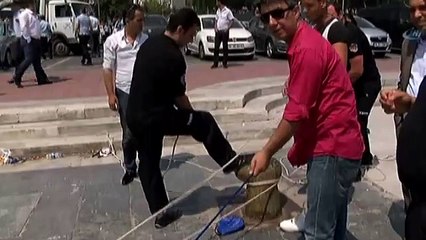 Denize düşmekte olan otomobile Türk usulü kurtarma!