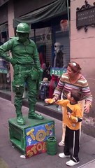 Un artiste de rue en soldat de Toy Story