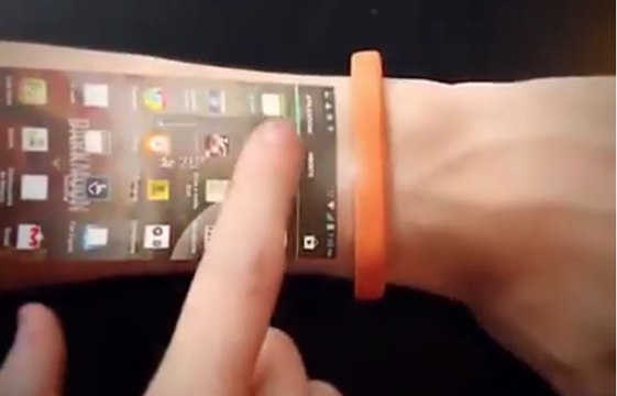 Le smartphone du futur avec écran projeté sur votre bras !