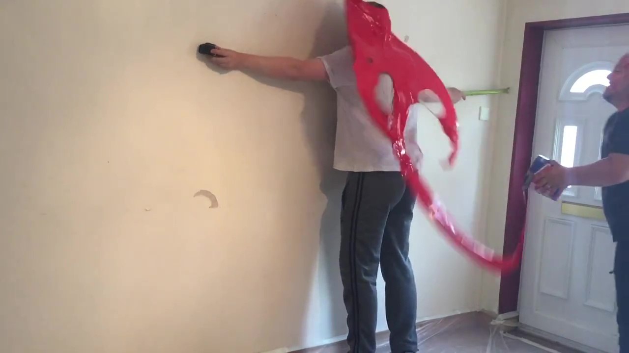 Blague du pot de peinture rouge