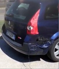 Une voiture fond au soleil en Italie