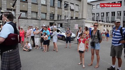 Lorient. Fil . Un pipe band au commissariat !