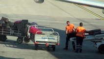 Comment vos bagages sont traités par les bagagistes ici Aegean Airline à Athènes