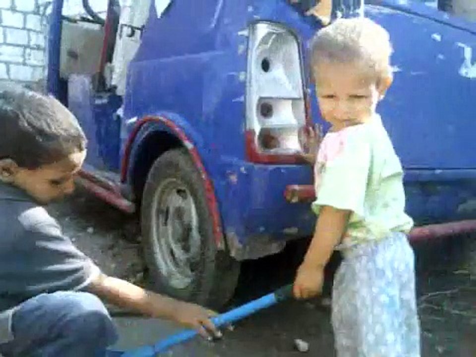 موقف كوميدى جداً لعمر و حمزه أطفال سقاره