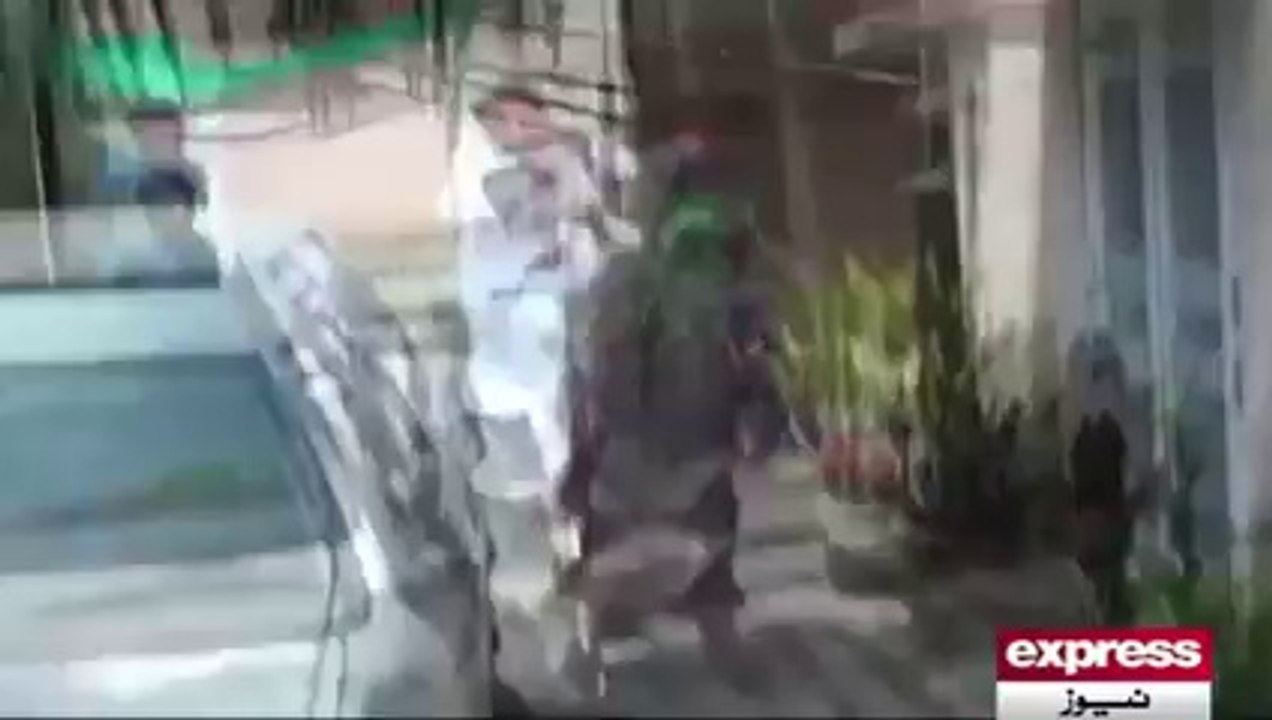 Brave Woman Publicly Beating Serving DSP in Gujranwala, DSP Ran Away