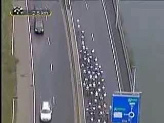 incredibile incidente ciclistico