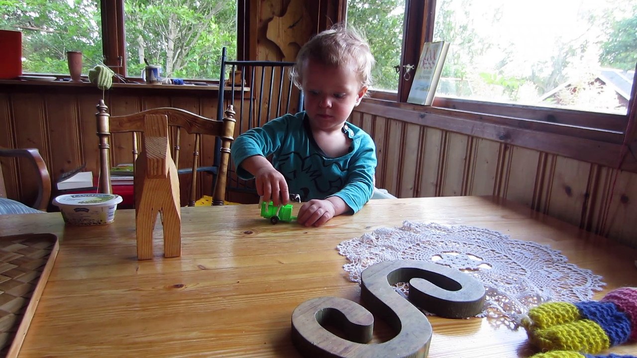 2015-07 Lukas joue à table