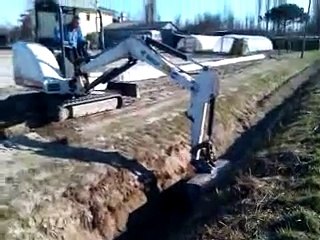 Scavatura canalina con medi-escavatore bob-cat