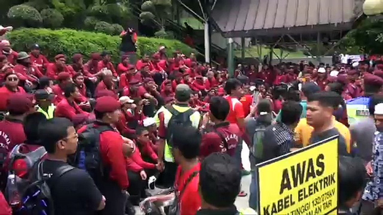 1:15pm: Peserta demo anti-GST mula berarak